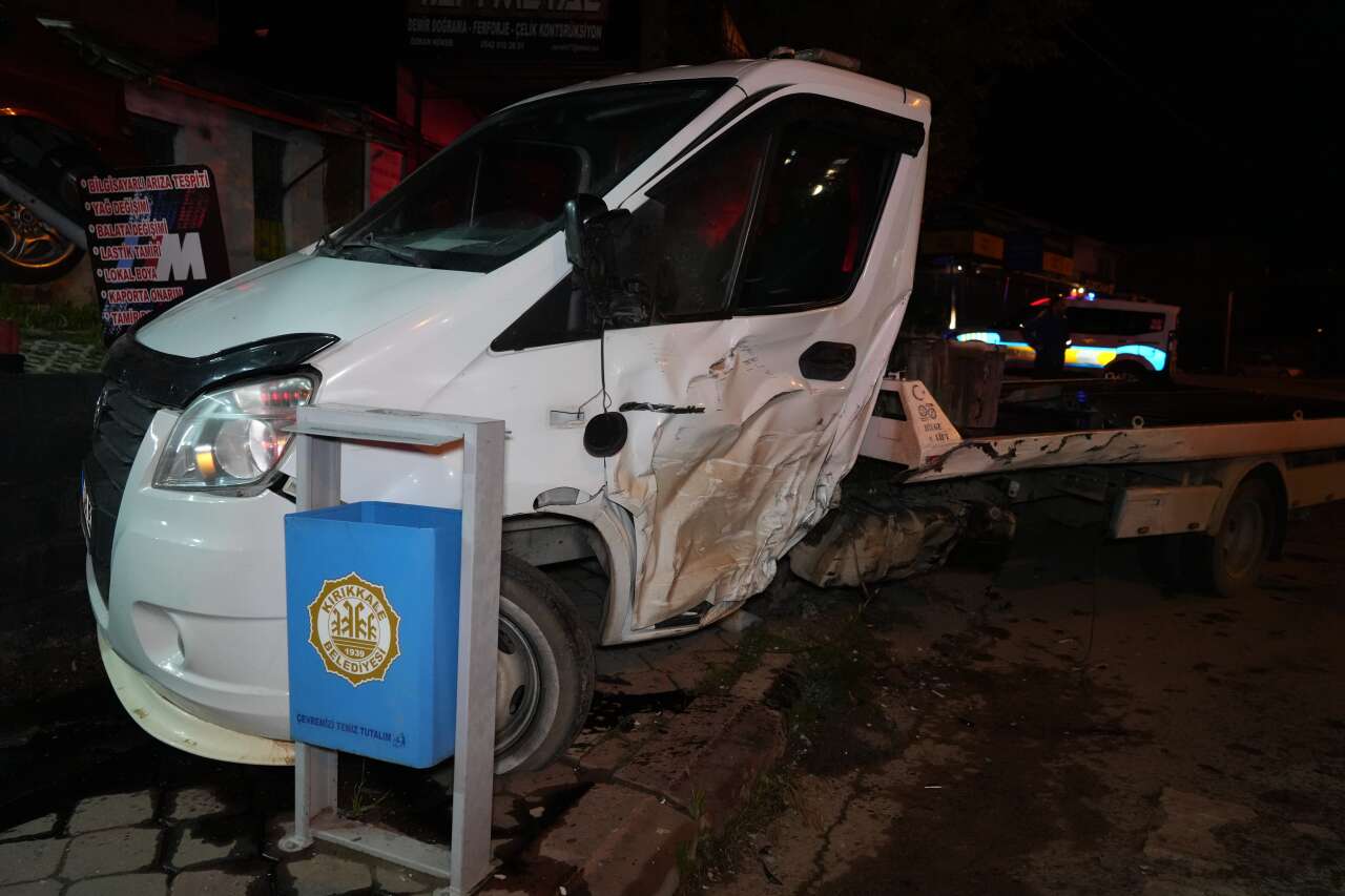Otomobil çekiciye çarptı! Araçtan fırlayan kadın sürücü öldü 10